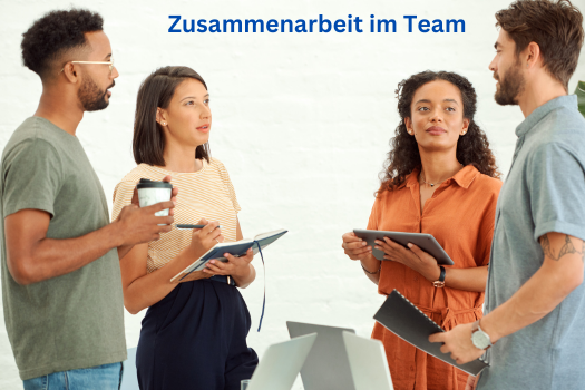 Team in offener Diskussion – Symbol für psychologische Sicherheit in der Zusammenarbeit